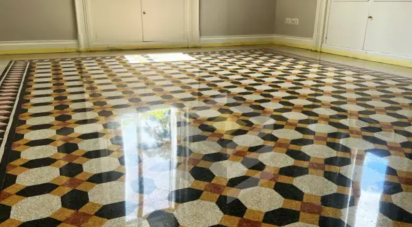 Pavimento in graniglia con motivo geometrico dai colori vivaci, reso brillante dalla lucidatura.