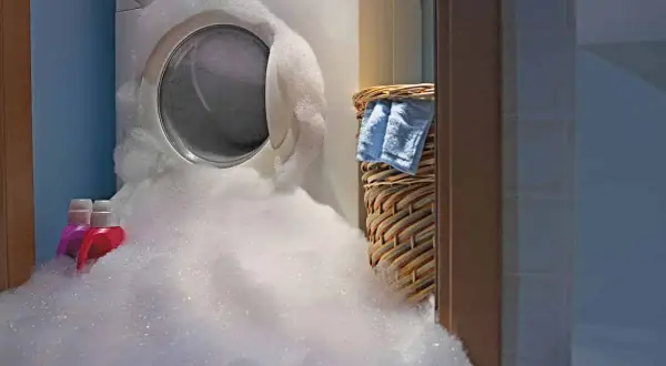 Troppo detersivo nella lavatrice cosa fare? La lavatrice è sommersa dalla schiuma, con flaconi di detersivo a terra.