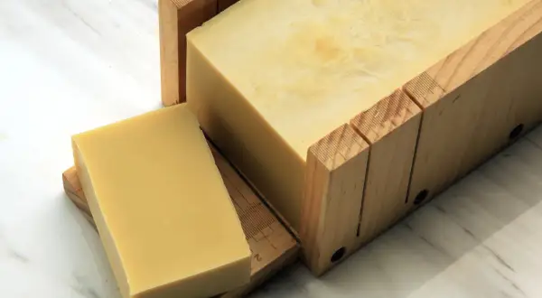 Un blocco di sapone di castiglia cos'è, pronto per essere tagliato in saponette.