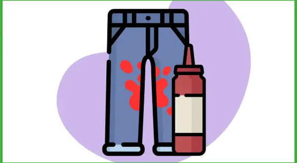Un paio di jeans macchiati di rosso, forse da un incidente con il pomodoro. Accanto, una bottiglia di ketchup.