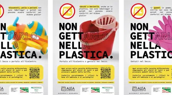 Tre poster informativi sulla raccolta differenziata: giocattoli, secchi e guanti non sono imballaggi riciclabili.