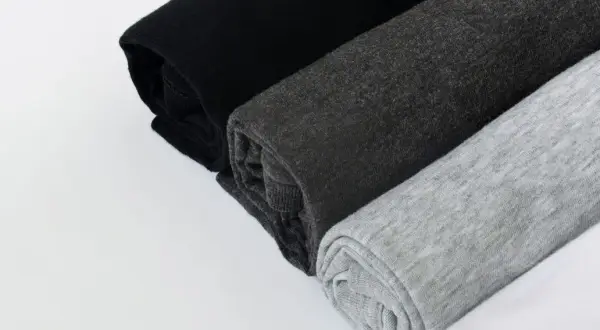 Capi scuri e chiari, pronti per la lavatrice. Tessuti morbidi in diverse tonalità di grigio e nero.