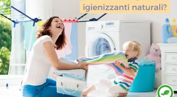 Mamma e bambino ridono mentre piegano i panni. Scopri cos'è l'ossigeno attivo e perché scegliere igienizzanti naturali.
