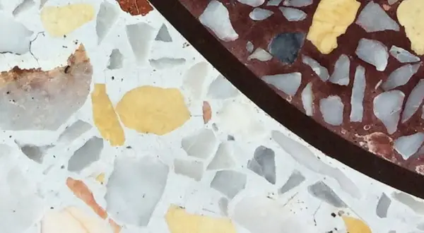 Dettaglio di una superficie in pietra naturale esterna con inserti colorati, ideale per capire come pulire la pietra naturale esterna e mantenerla splendente.