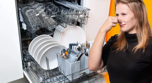 Donna tappa il naso davanti a una lavastoviglie piena di piatti, suggerendo la necessità di una cura lavastoviglie fai da te per eliminare i cattivi odori.