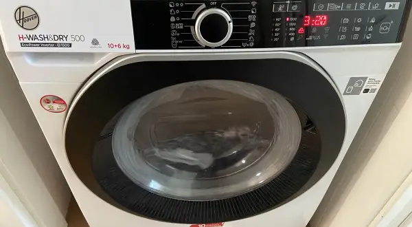 Lavatrice Hoover H-Wash&Dry 500 con oblò chiuso. Il display mostra 3:20, indicando che il cestello non si apre.