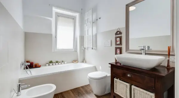 Mobiletti con cesti in vimini sono un'ottima soluzione per capire dove mettere i detersivi in bagno, mantenendo tutto in ordine.