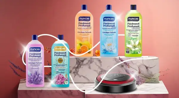 Cinque flaconi di detergente Nuncas Pavimenti Profumati, con fragranze lavanda, agrumi, fiorito, zagara e un robot aspirapolvere.