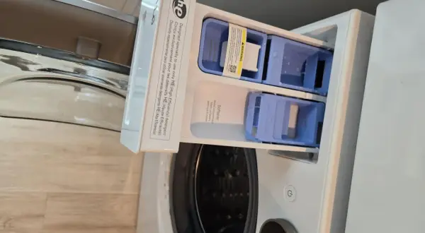 Cassetto del detersivo della lavatrice con scomparti per detersivo, ammorbidente e candeggina. Pronto per il prelavaggio lavatrice.