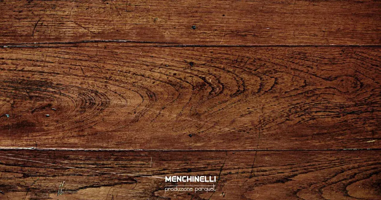 Dettaglio di un parquet vecchio con venature marcate. Scopri cosa fare per rinnovarlo e valorizzarlo.