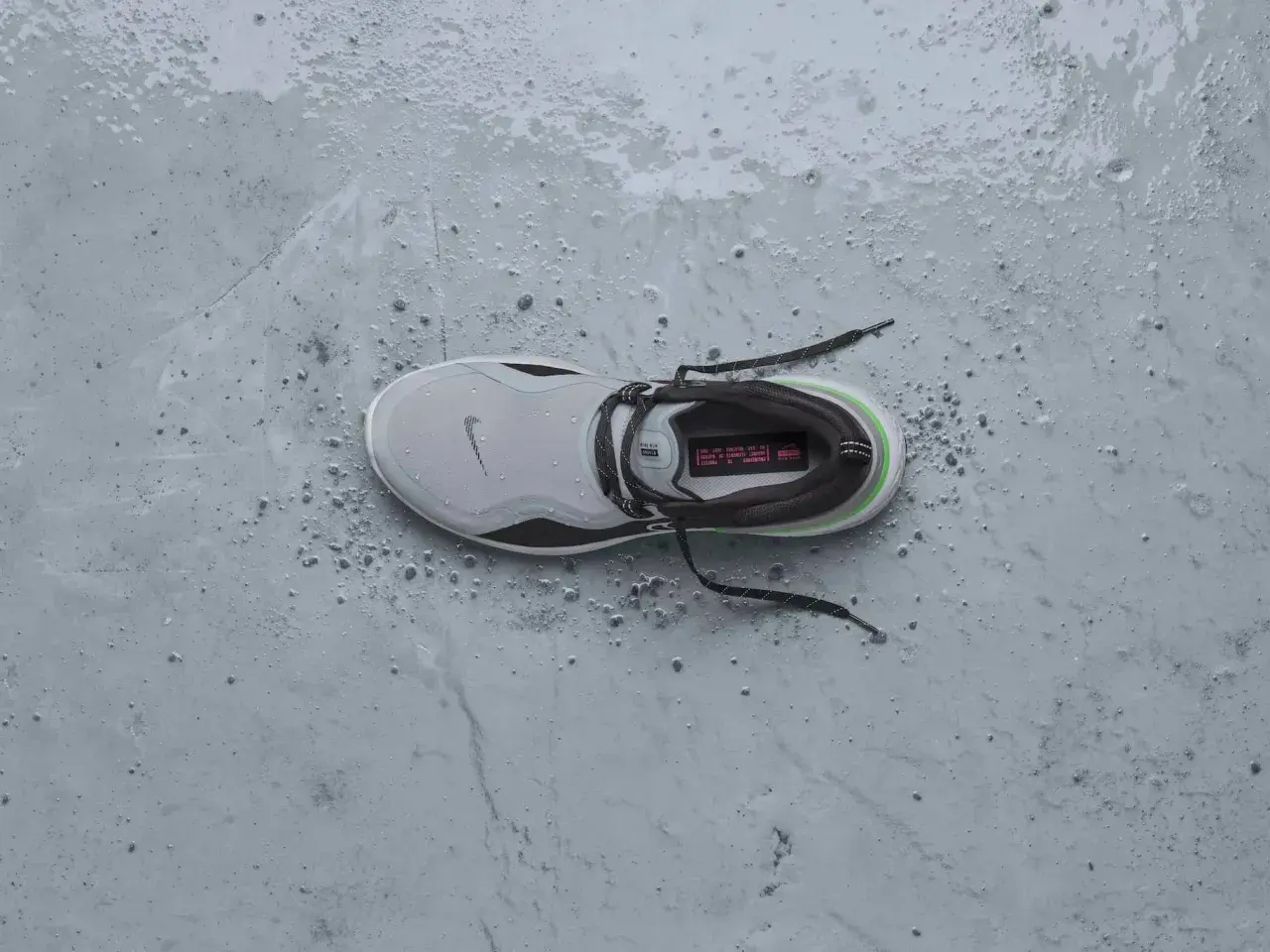 Scarpa da running Nike grigia, bagnata e sporca, pronta per essere messa in asciugatrice per un rapido recupero.