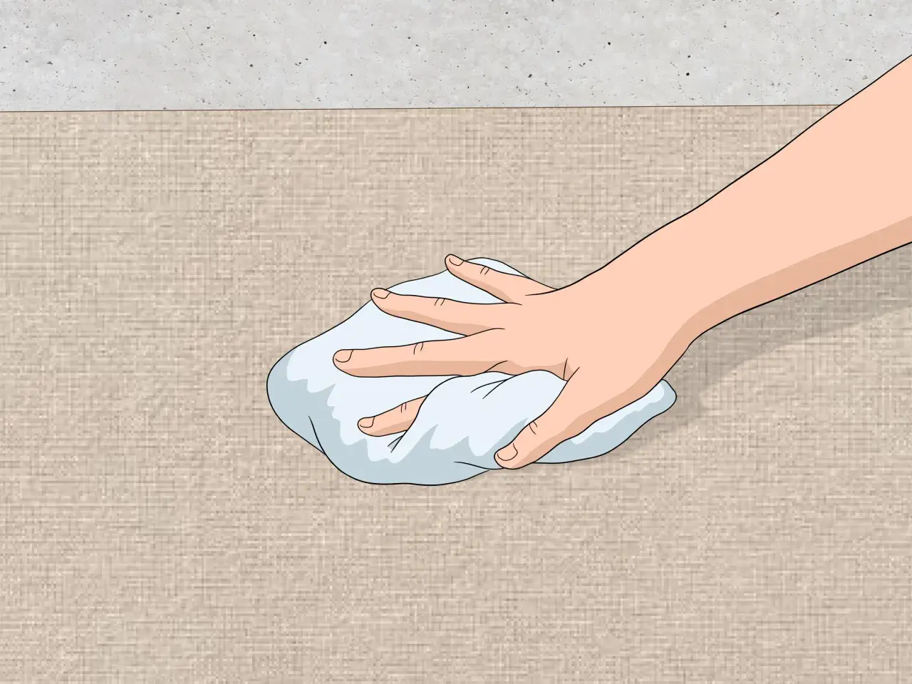 Mano che tampona una macchia su tessuto beige con un panno bianco. Guida su come togliere macchia d'olio.