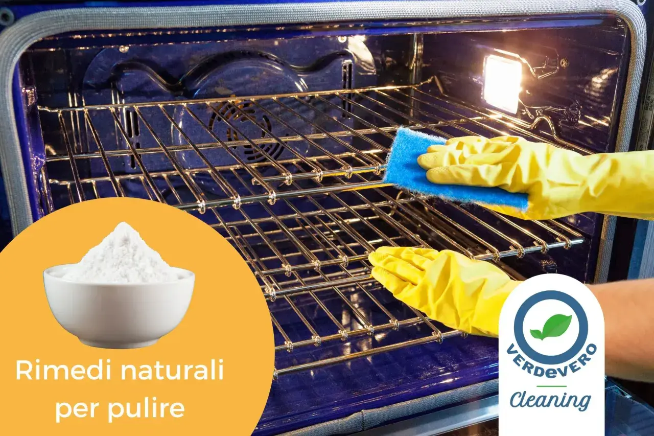 Mani con guanti gialli puliscono le griglie del forno con una spugna blu. Una ciotola di bicarbonato di sodio suggerisce come pulire il forno con prodotti naturali.