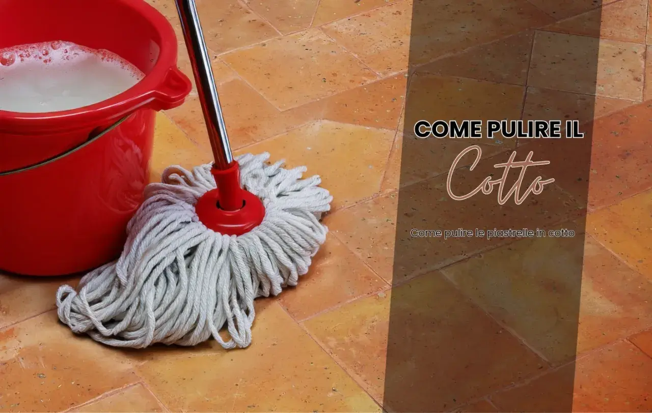 Secchio rosso con acqua saponata e uno straccio sul pavimento in cotto. Guida su come pulire pavimenti esterni ruvidi in cotto.