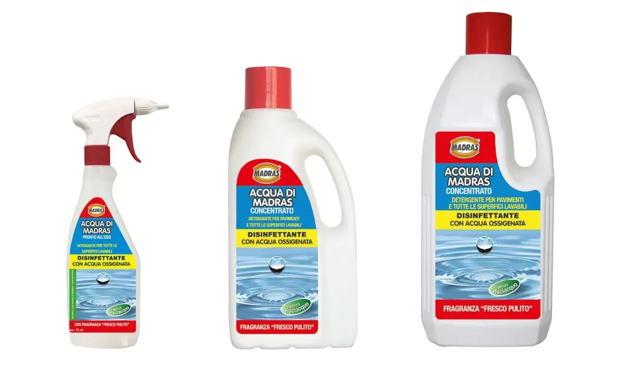 Tre flaconi di detergente Madras per pavimenti e superfici lavabili, con acqua ossigenata per una pulizia profonda.