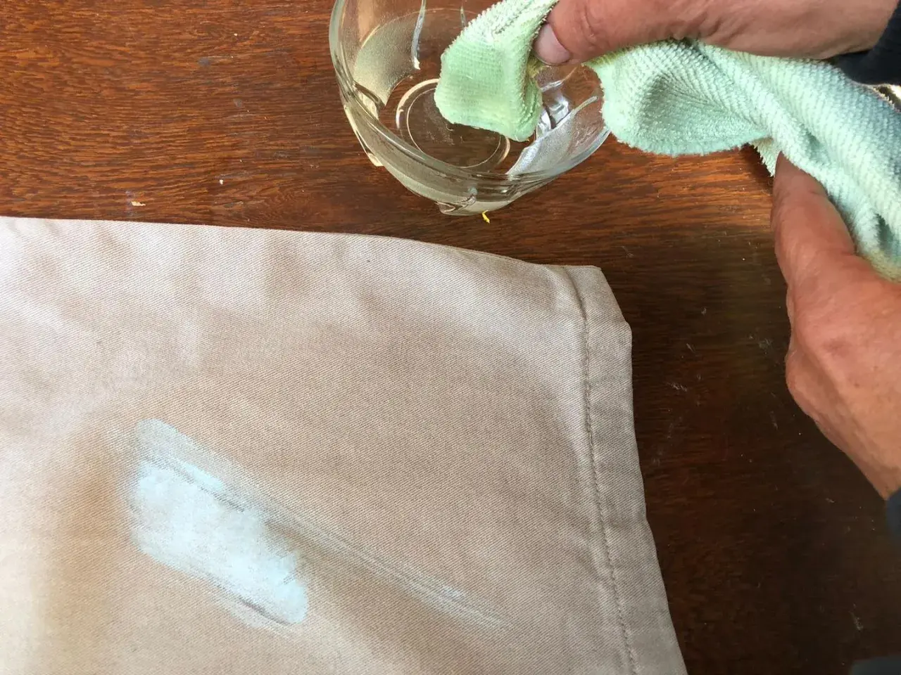 Come togliere macchie di pittura murale: un panno umido e un po' di pazienza per rimuovere le macchie dal tessuto.