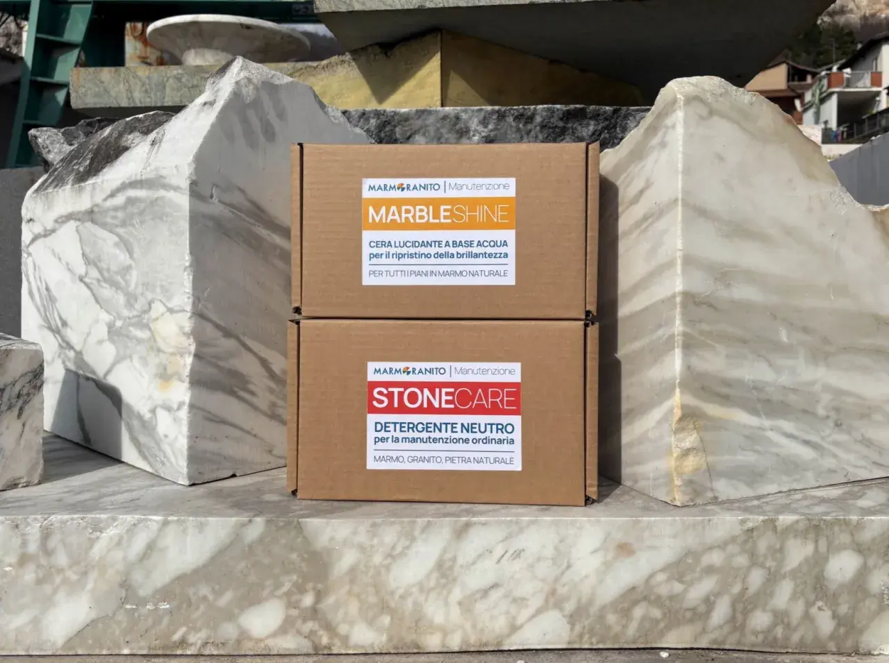 Prodotti per la manutenzione del marmo: "MarbleShine" per lucidare e "StoneCare" per pulire. Ideali per chi cerca come pulire marmo incrostato e mantenerlo splendente.