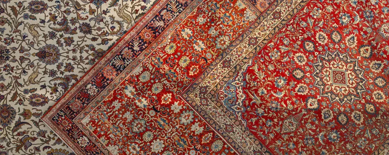 Tappeti persiani con motivi floreali e animali. Un'idea per smacchiare tappeto e riportare alla luce questi colori vivaci.