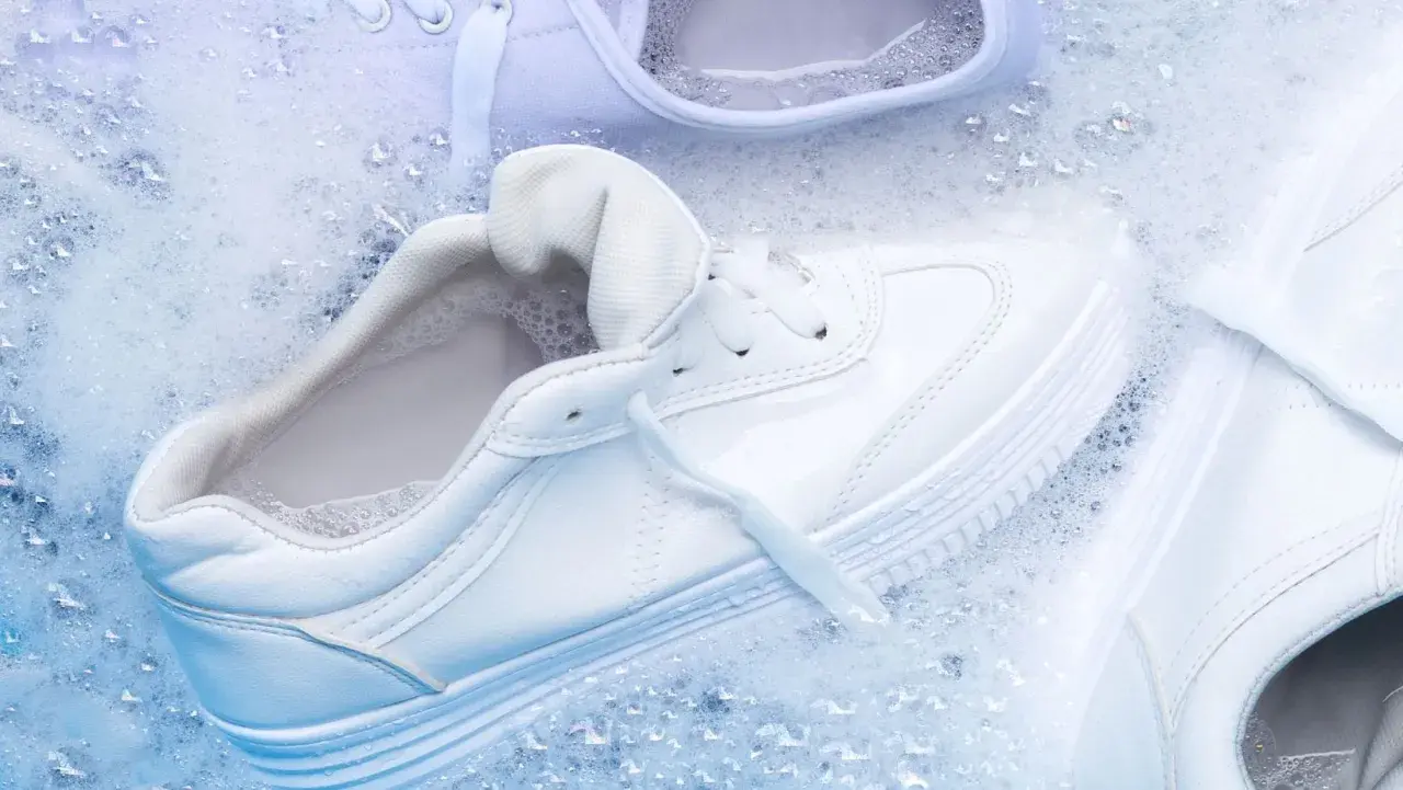 Come lavare le all star bianche: scarpe immerse in acqua e schiuma per un lavaggio impeccabile.