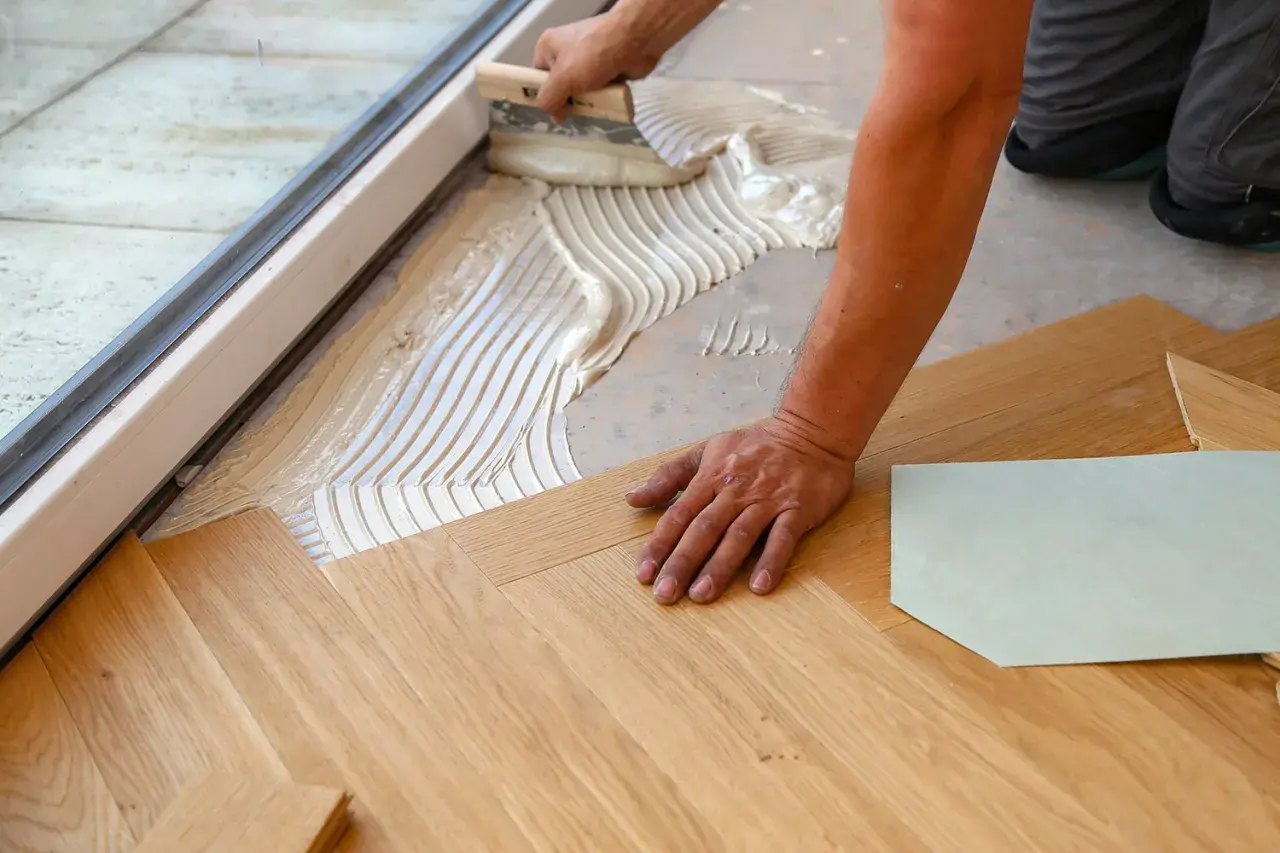 Installazione parquet: stesura colla per evitare che il parquet si gonfi.