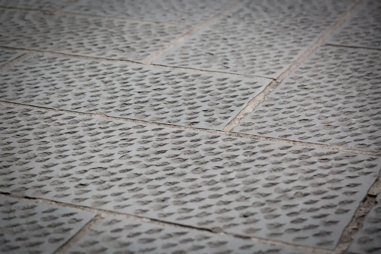 Pietra serena con texture a rombi, ideale per pulire pietra serena con bicarbonato per un risultato impeccabile.
