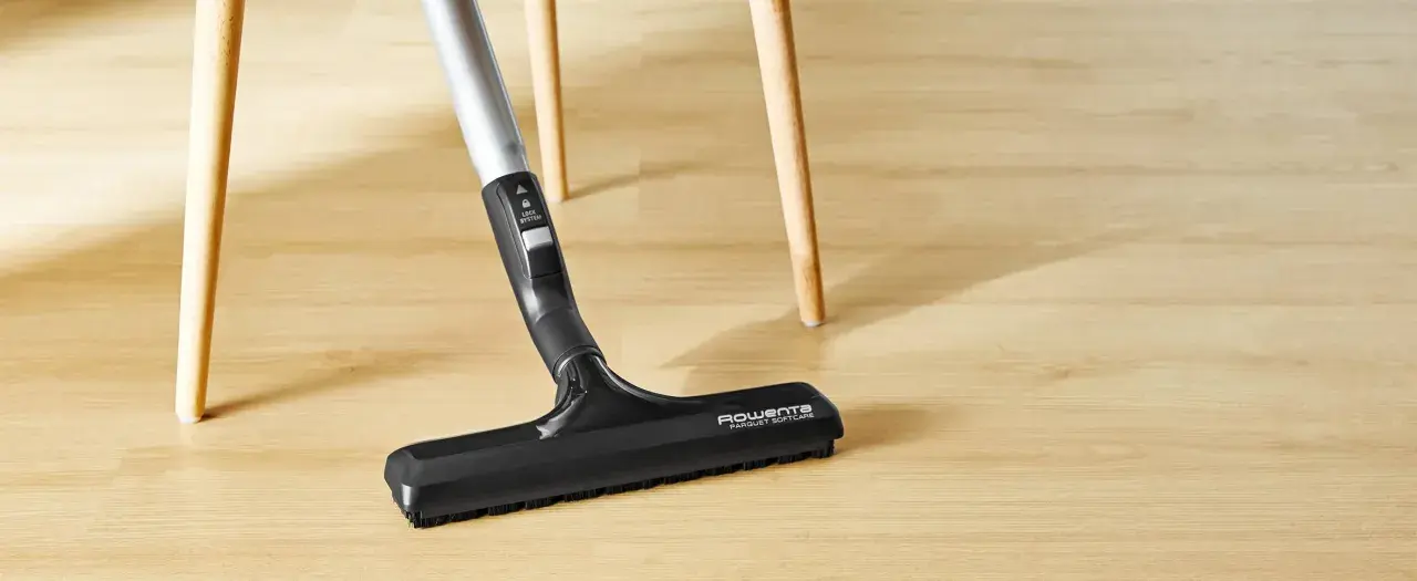 Spazzola Rowenta per parquet, ideale per capire come pulire i pavimenti in legno senza graffiarli.