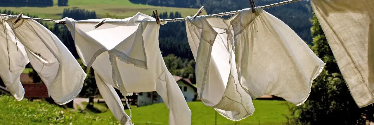 Biancheria bianca stesa al sole, un modo naturale per sbiancare i capi. Il sole e il vento fanno il loro lavoro.