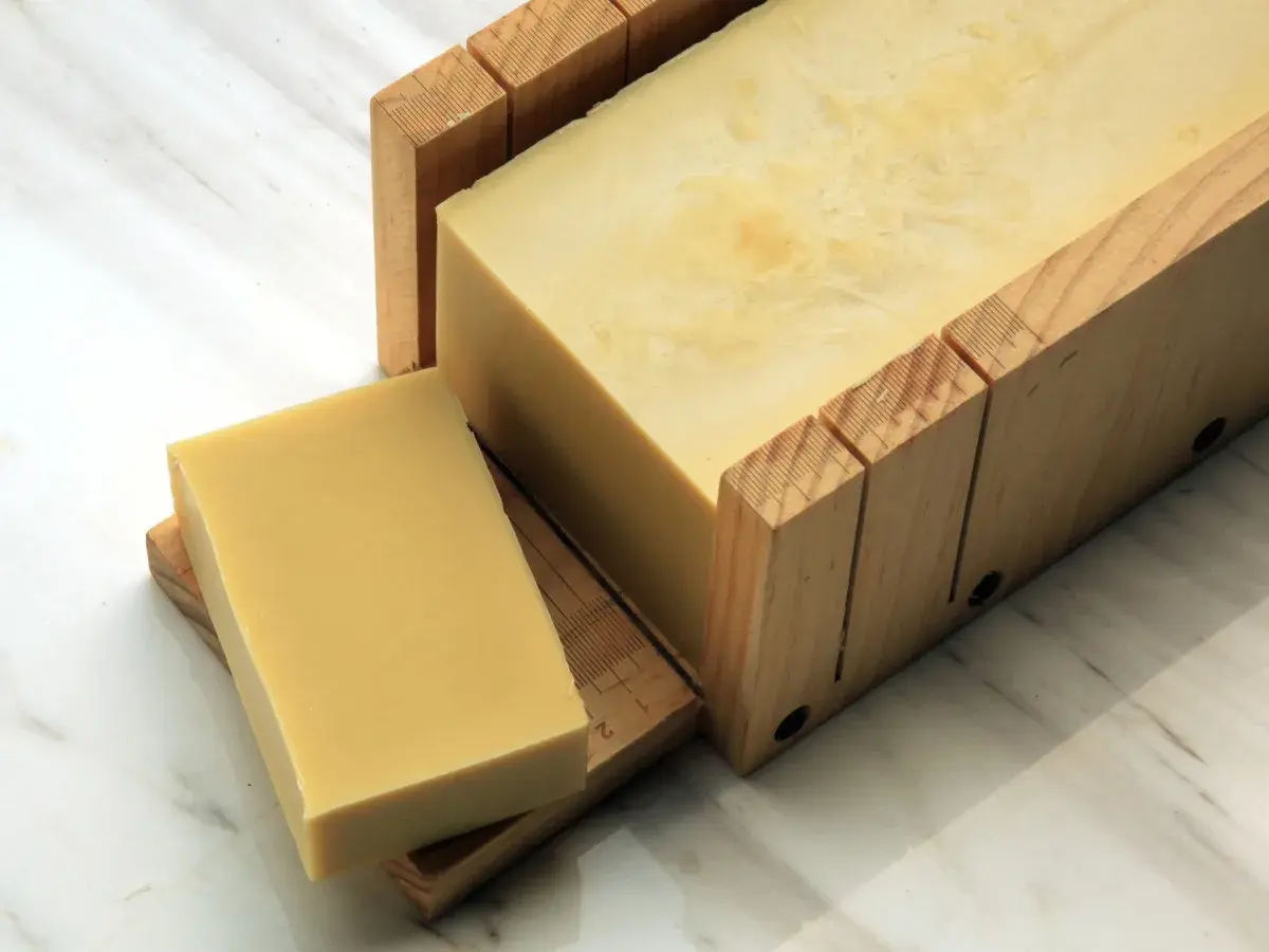 Un blocco di sapone di castiglia cos'è, pronto per essere tagliato in saponette.
