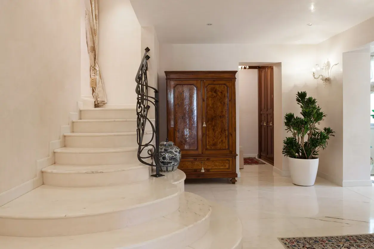 Scale in marmo bianco, perfette per lucidare e dare un tocco di eleganza all'ingresso.