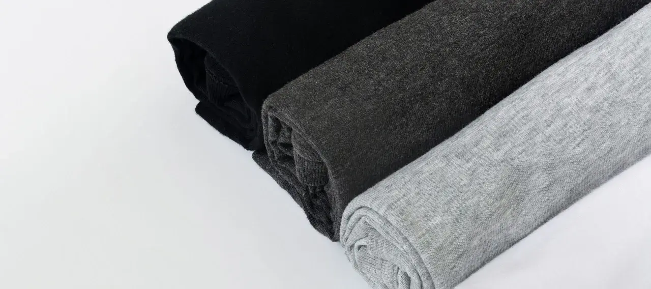 Capi scuri e chiari, pronti per la lavatrice. Tessuti morbidi in diverse tonalità di grigio e nero.