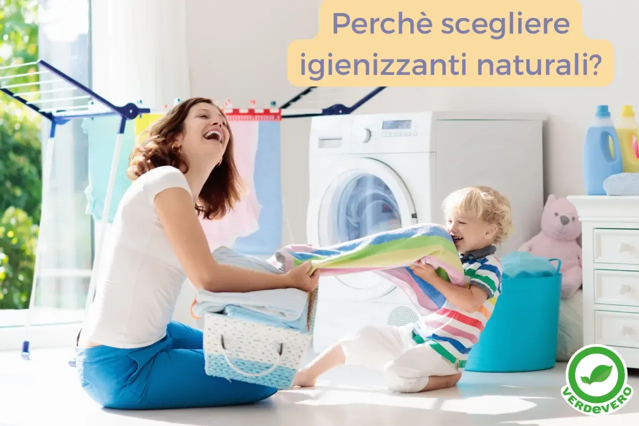 Mamma e bambino ridono mentre piegano i panni. Scopri cos'è l'ossigeno attivo e perché scegliere igienizzanti naturali.