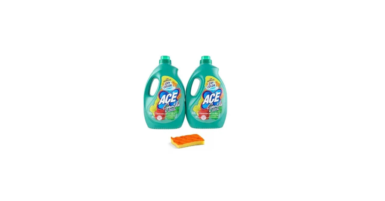 Due flaconi di candeggina ACE Gentile per colorati, con tecnologia Oxy Color, accanto a una spugna arancione.