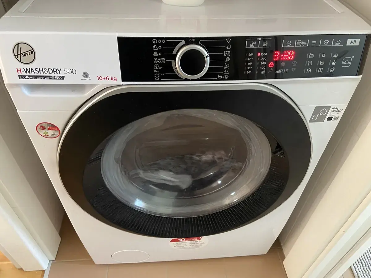 Lavatrice Hoover H-Wash&Dry 500 con oblò chiuso. Il display mostra 3:20, indicando che il cestello non si apre.