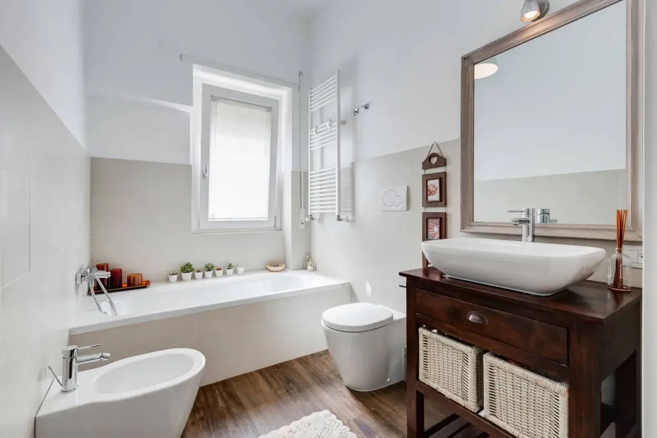 Mobiletti con cesti in vimini sono un'ottima soluzione per capire dove mettere i detersivi in bagno, mantenendo tutto in ordine.