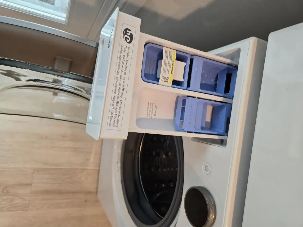 Cassetto del detersivo della lavatrice con scomparti per detersivo, ammorbidente e candeggina. Pronto per il prelavaggio lavatrice.