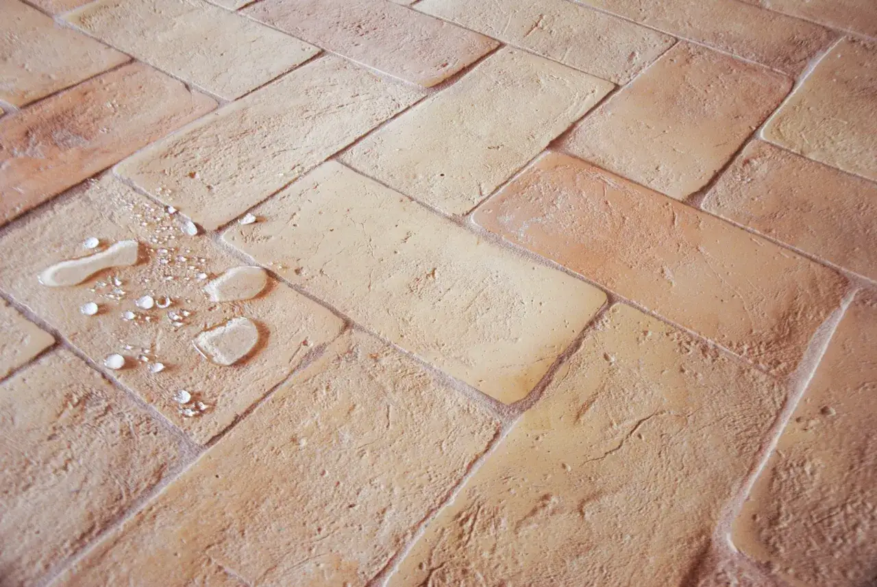 Pavimento in cotto con gocce d'acqua. Cerchi rimedi per ho rovinato pavimento in cotto?