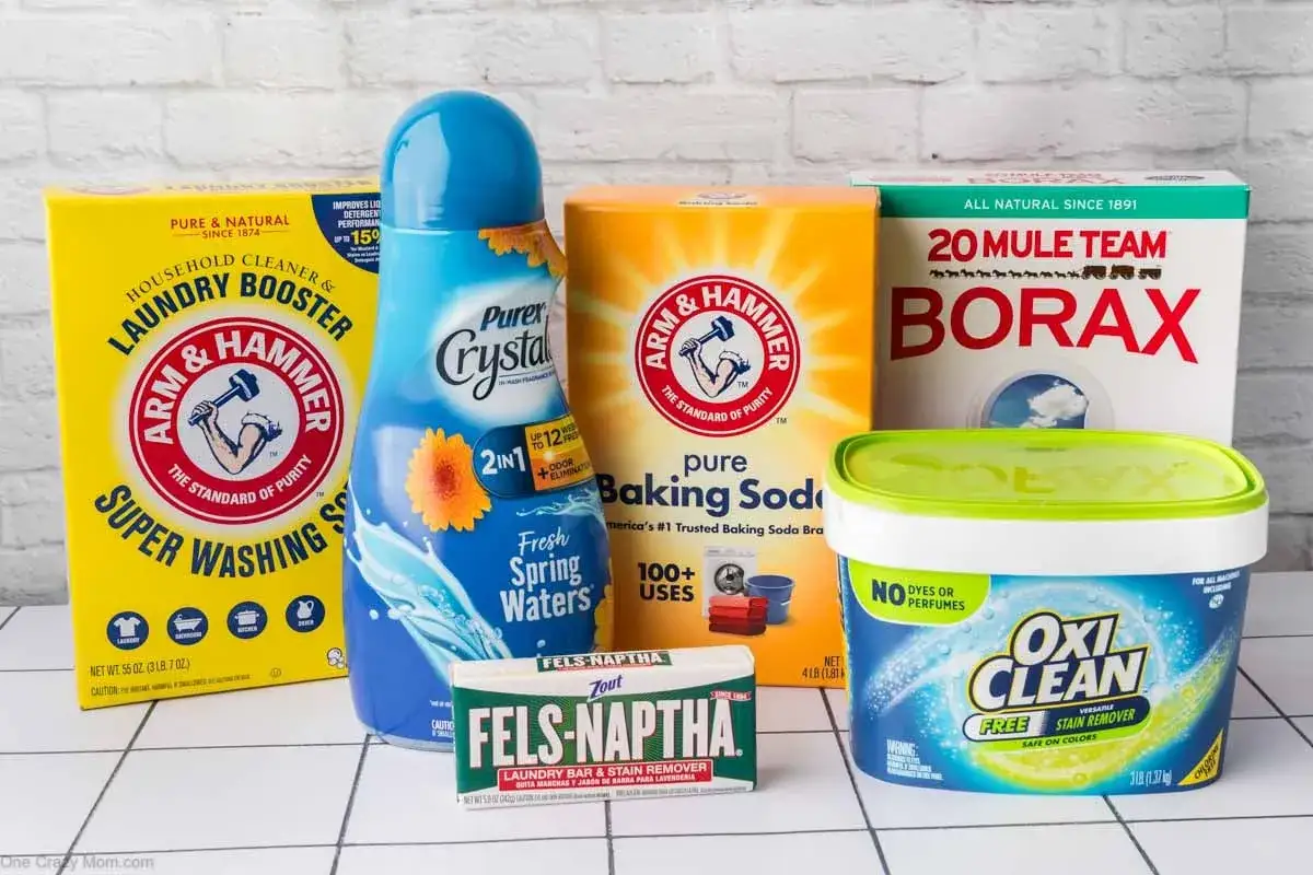Vari prodotti per il bucato: detersivo liquido Purex, bicarbonato Arm & Hammer, borace, Fels-Naptha e OxiClean. Cos'è il detergente? Questi sono alcuni degli ingredienti.