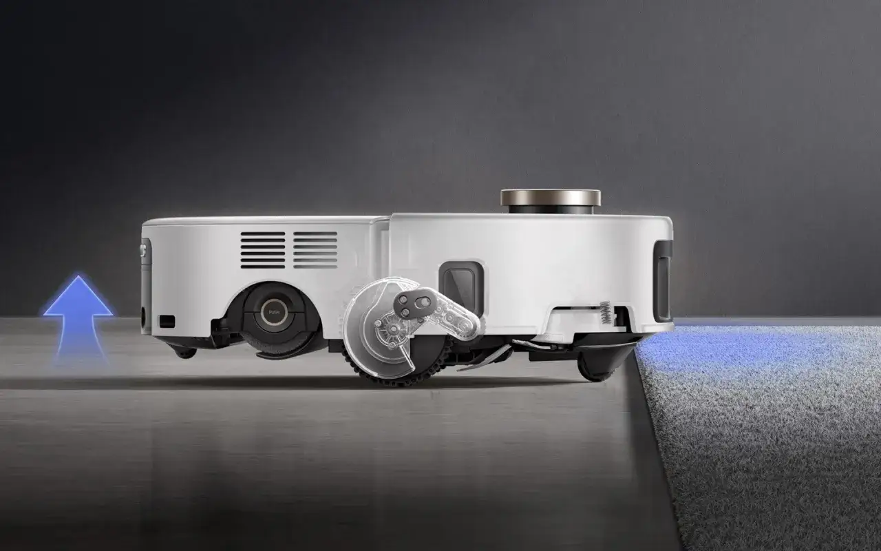 Robot lavapavimenti bianco con dettagli trasparenti che mostrano il meccanismo. Un'icona a freccia blu indica il movimento. Non si può mettere alcool nel robot lavapavimenti.