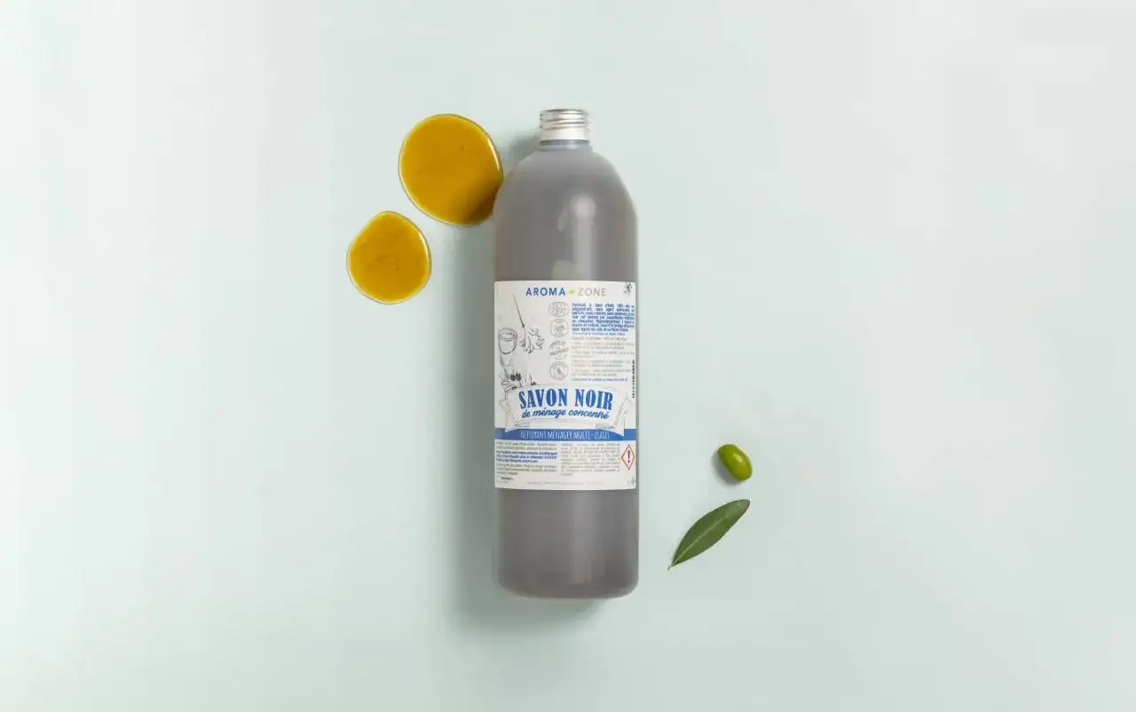 Flacone di Savon Noir, un detergente concentrato multiuso. Cos'è? Un prodotto naturale a base di olio d'oliva, con gocce dorate e un'oliva.