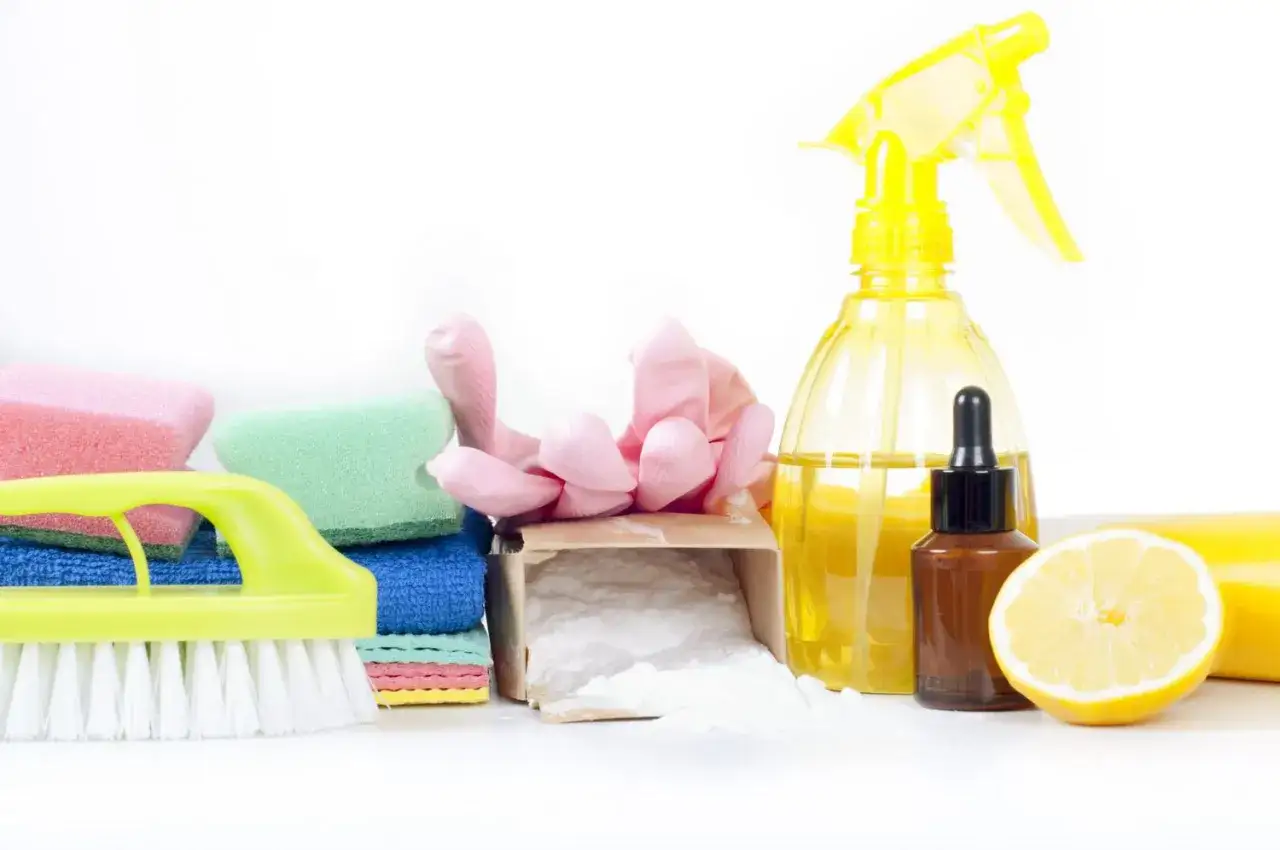 Spugne, guanti rosa, bicarbonato, limone e spray giallo: tutto l'occorrente per capire come pulire il bagno in modo naturale.