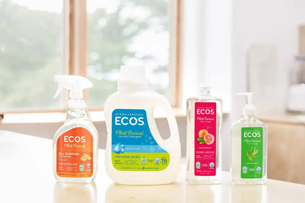 Una selezione di detersivi sostenibili ECOS: spray multiuso all'arancia, detersivo per bucato, sapone per piatti al pompelmo e sapone per le mani alla citronella.