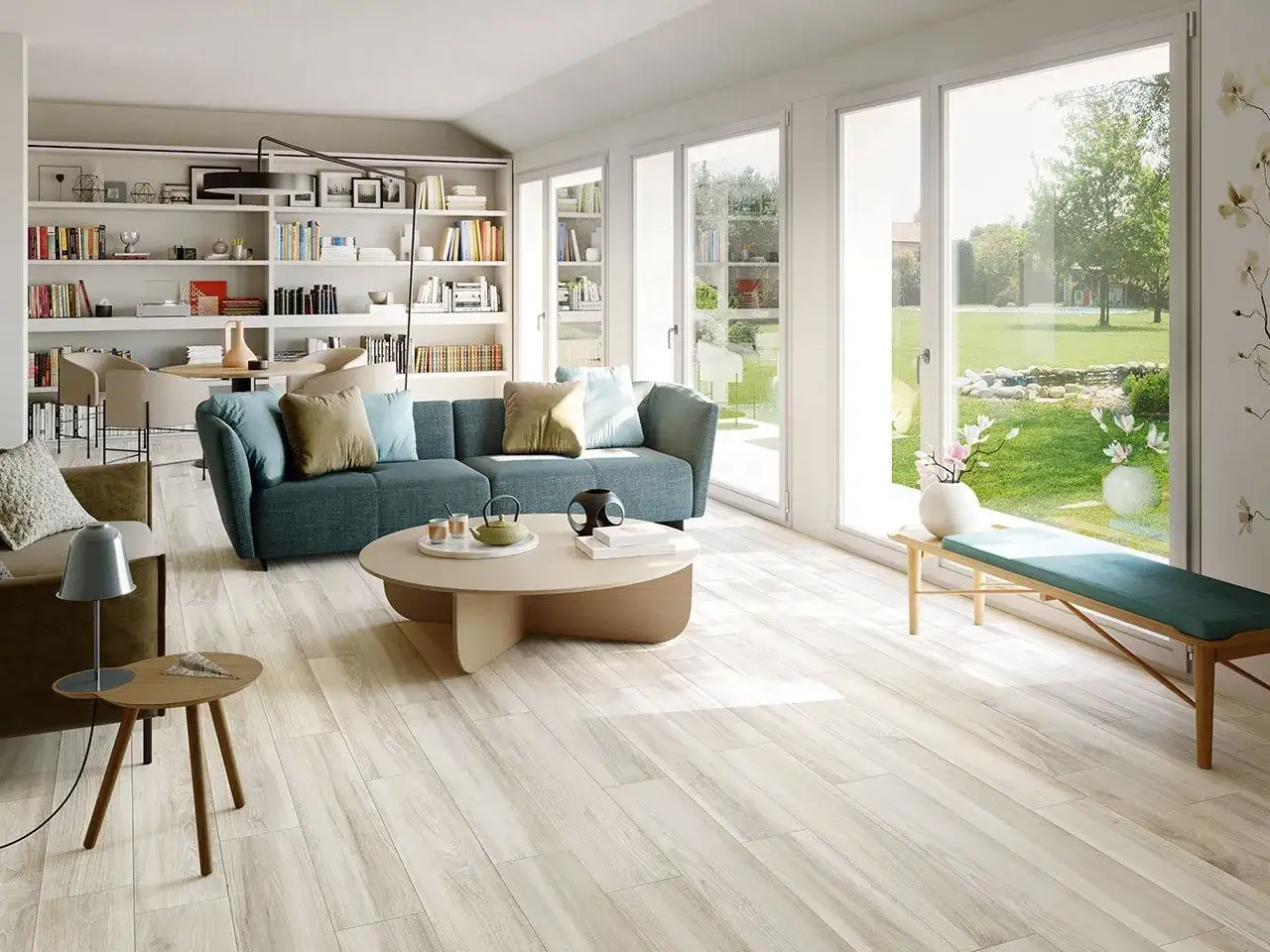 Soggiorno luminoso con pavimento in gres porcellanato effetto legno chiaro. Scopri come rendere lucido il gres porcellanato effetto legno per un ambiente accogliente.