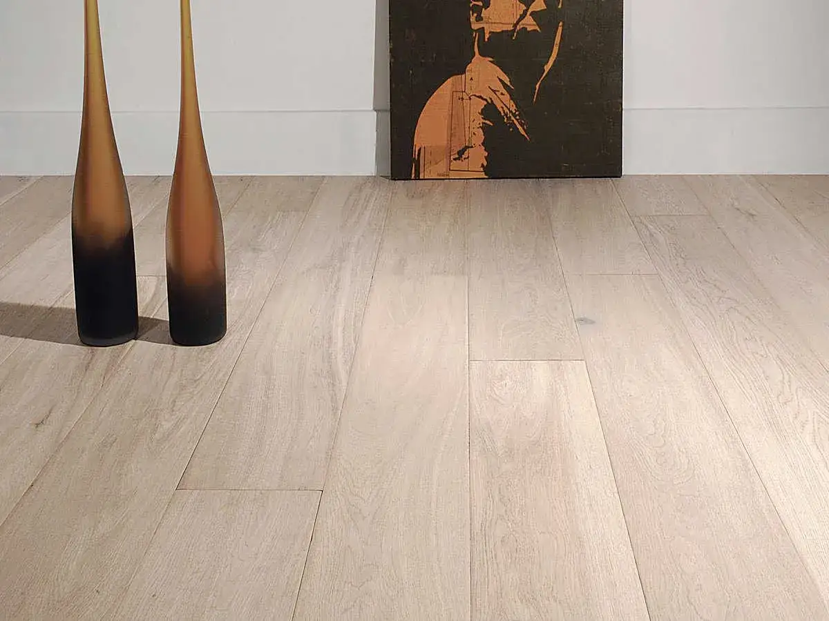Parquet rovere sbiancato: un tocco di luce e modernità. Pro e contro di questa scelta di design per pavimenti chiari.