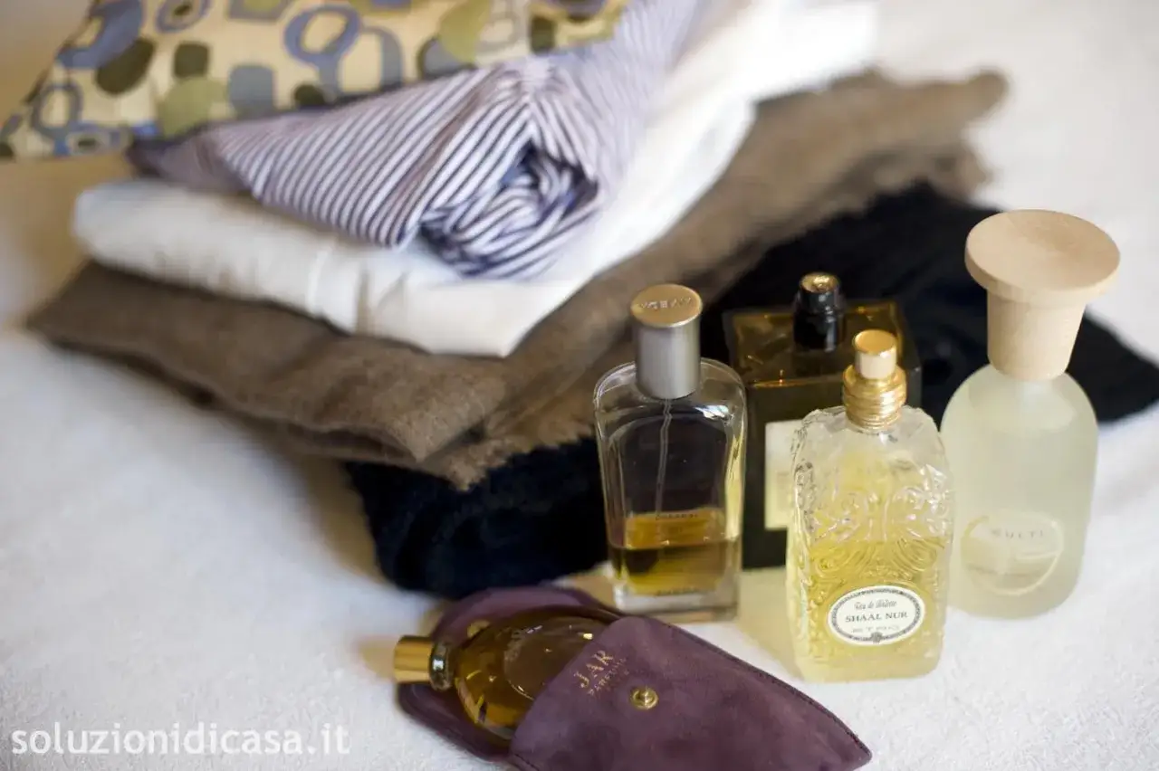 Profumi e abiti piegati, un invito a scegliere la fragranza perfetta per ogni occasione. Le macchie di profumo vanno via, ma il ricordo resta.