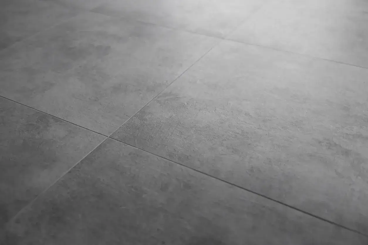 Pavimento in piastrelle grigie opache, ideale per scoprire come pulire piastrelle bagno opache e mantenerle splendenti.