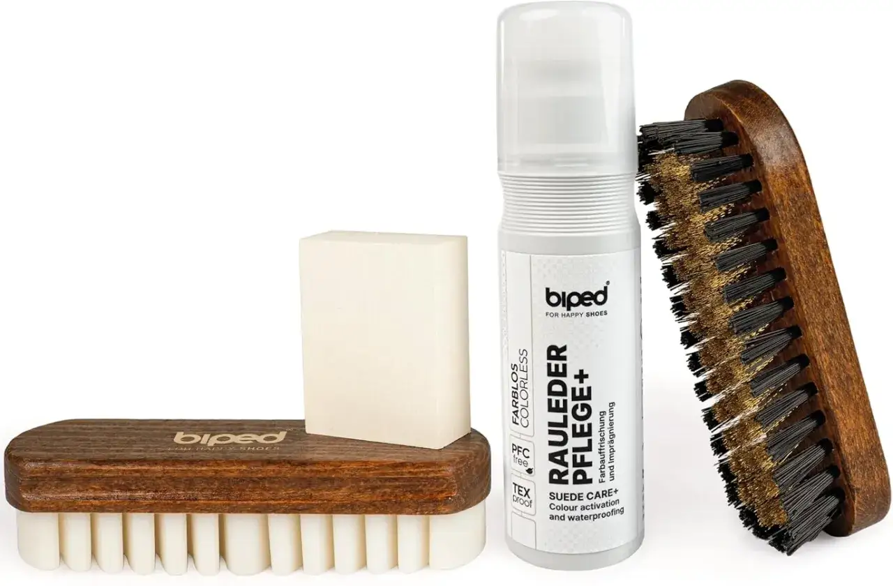 Kit per pulire la pelle scamosciata delle scarpe: spazzola in legno, blocco pulente e spray protettivo.