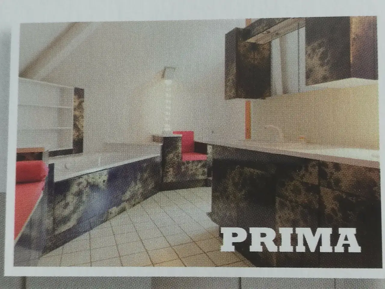 Cucina moderna con pavimento in ceramica effetto marmo scuro. Scopri come rinnovare pavimento in ceramica con stile.