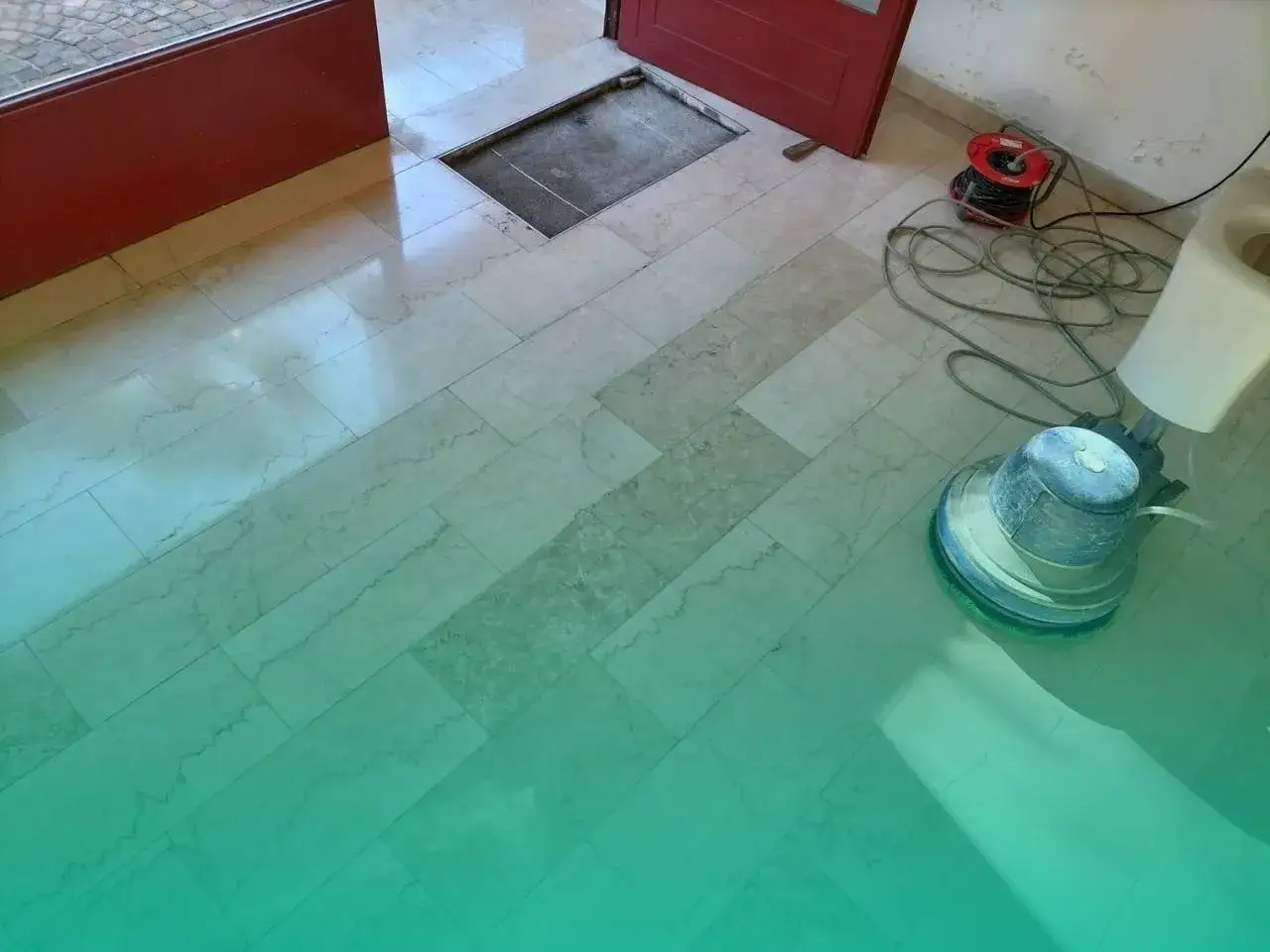 Macchina lucidatrice in azione su un pavimento in marmo, parte di un progetto di decerante per marmo fai da te.