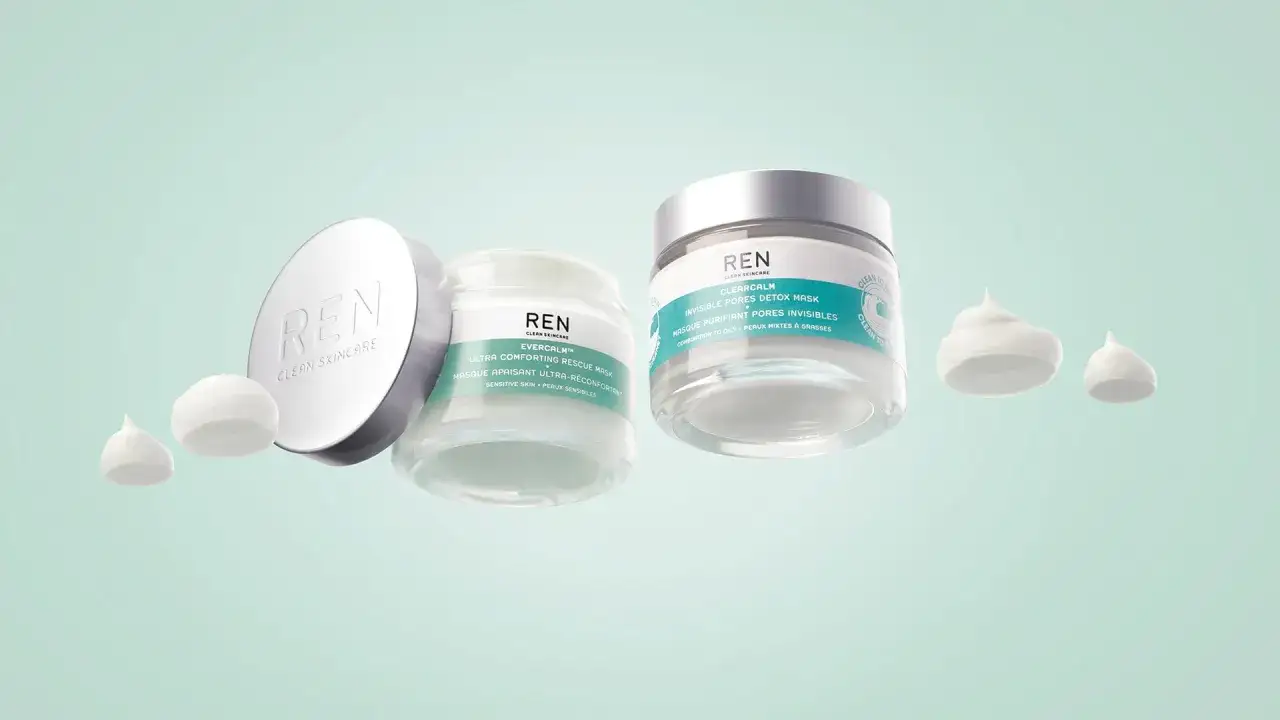 Due barattoli di cosmetici sostenibili REN Clean Skincare, con gocce di crema fluttuanti.