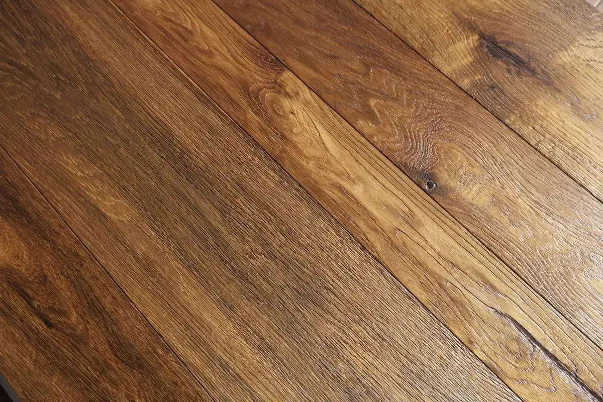 Dettaglio di assi di legno con venature marcate, effetto invecchiato. Un esempio di parquet trattamento che esalta la bellezza naturale del legno.